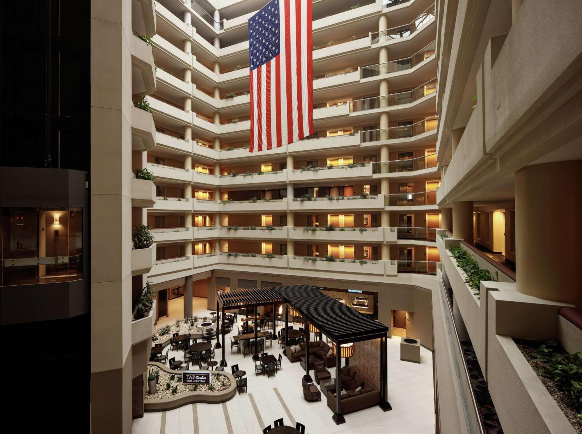 Embassy Suites By Hilton Crystal City National Airport Arlington Exterior photo